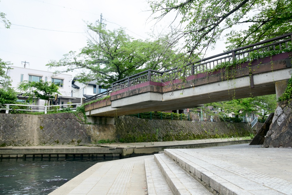 作中では橋から川に飛び込むシーンもある。