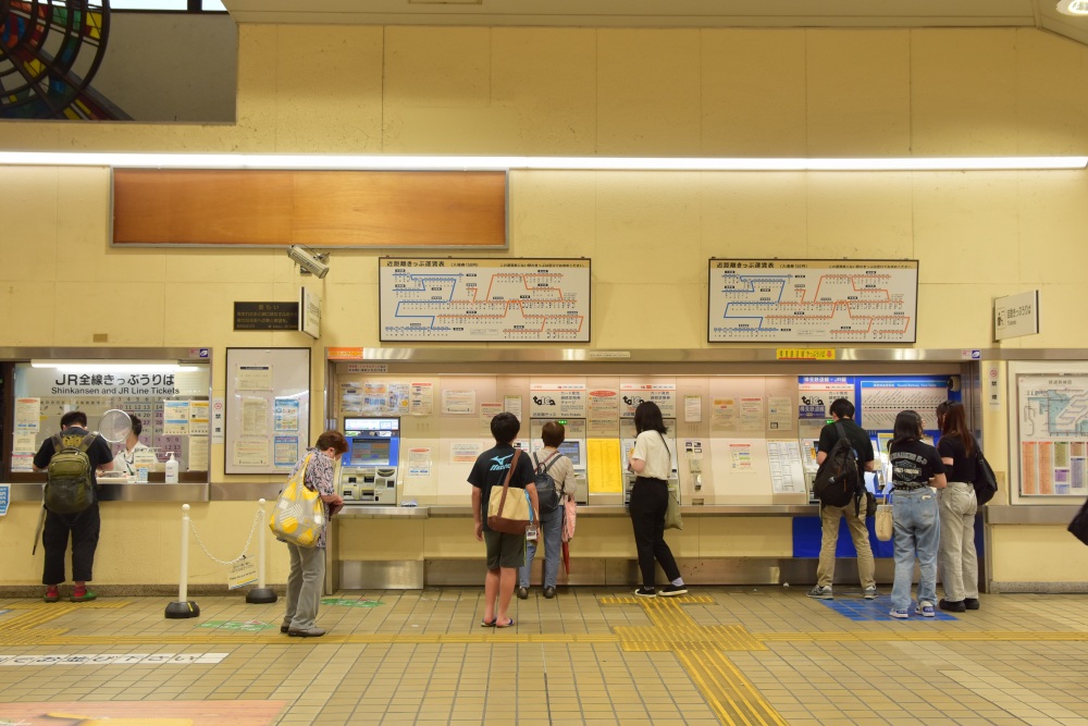 JR大垣駅の改札前にある券売機がロケーションスポット。