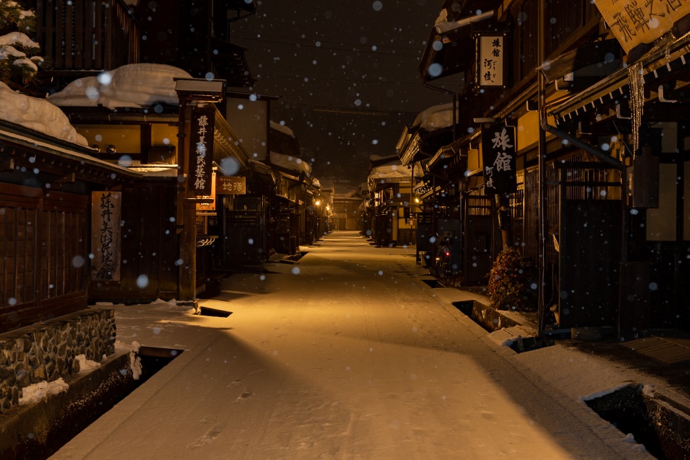 冬の夜の古い町並
