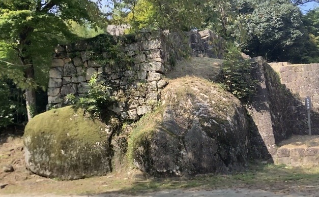 岩とコラボレーションした石垣