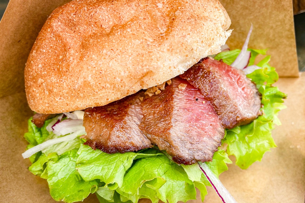 飛騨牛ステーキを贅沢に挟んだ「飛騨牛Burger.」