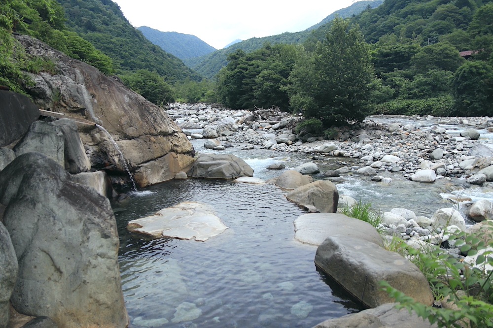 蒲田川を望むパノラマ露天風呂