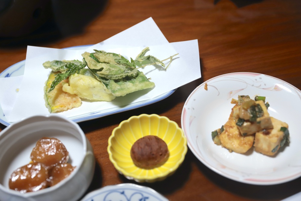 揚げたての野菜や山菜の天ぷら