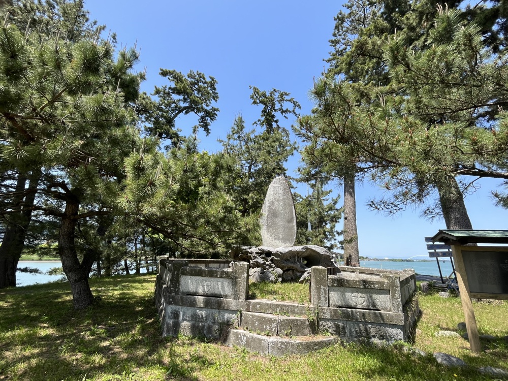 千本松原の中にある薩摩義士の慰霊碑