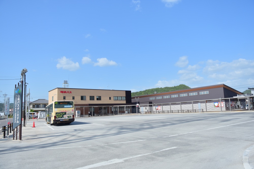 「山県ばすけっと」は様々な地域のバスが乗り入れる「山県バスターミナル」に併設