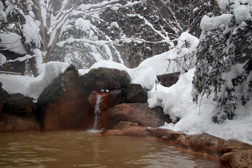 雪景色に包まれる冬の平湯の湯