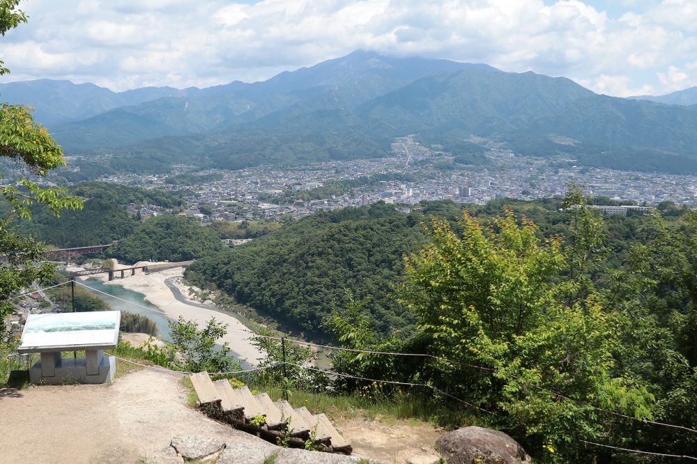恵那山と中津川市街地を一望する絶景