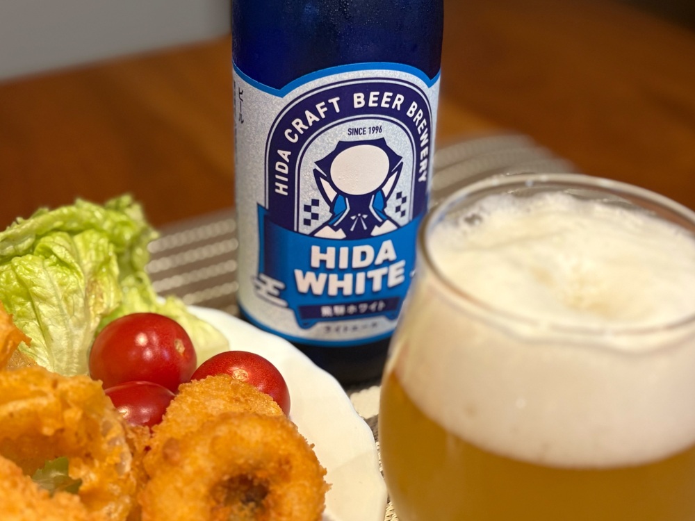 青いボトルに白と青であしらった「さるぼぼ」が涼しげ。