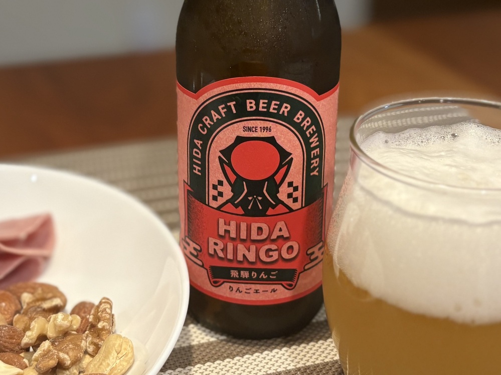 飛騨りんごを想起させる赤色は、飛騨の民芸品「さるぼぼ」のイメージカラーと同じ！