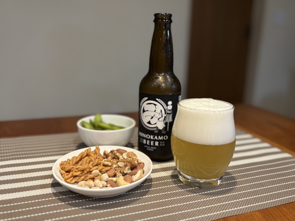 →　注がれるのは淡い黄色のホワイトビール、というギャップもたまりません。