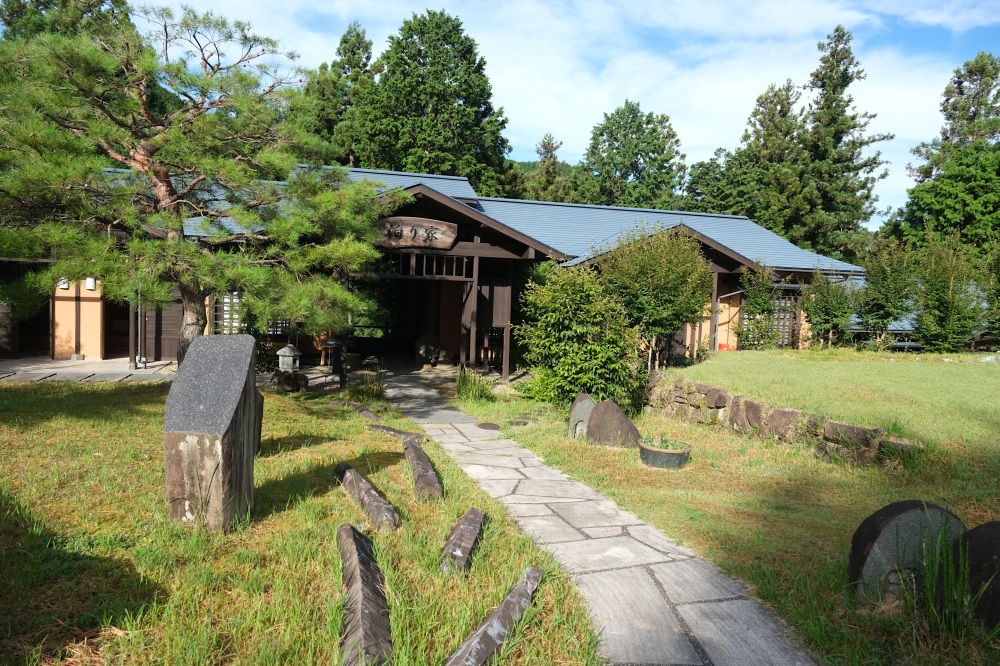 陽射しの中でも、どこか涼やか