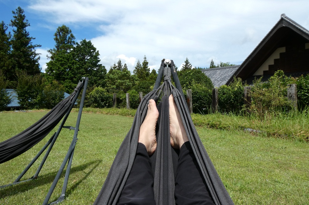 ハンモックに揺られて日向ぼっこ