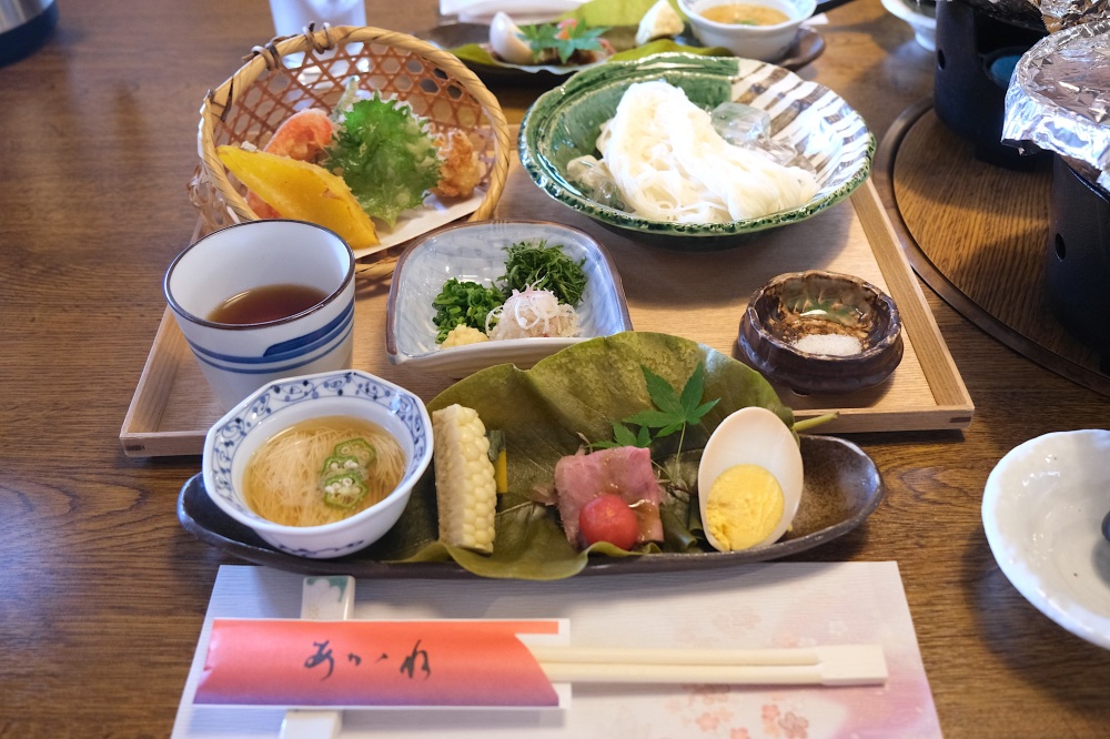 地元のおそうめんと天ぷらを堪能