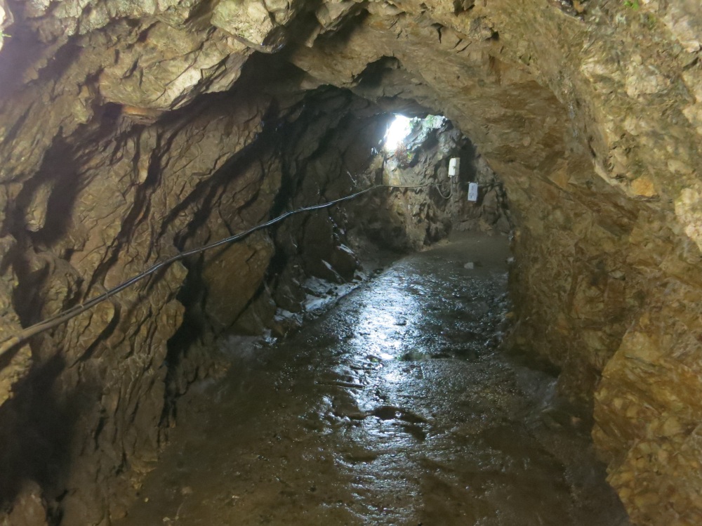 洞内の通路は平坦に舗装されています。