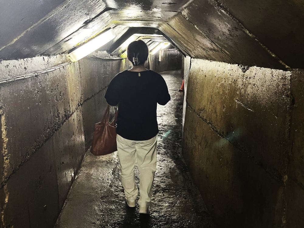 身長160㎝くらいなら天井まで余裕があります。洞内では、ほとんど屈むことなく歩けました。