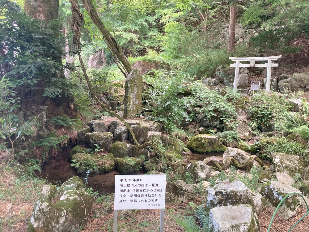奥の鳥居は「玉倉部神社」で、鍾乳洞の入口と出口の間にあります。