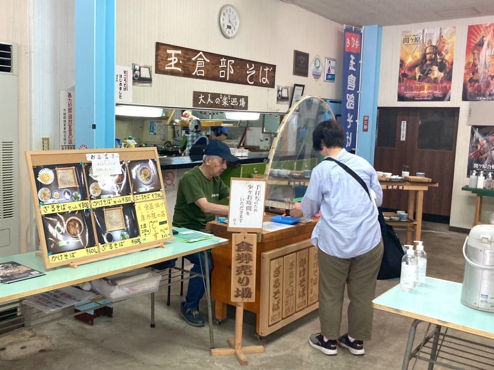 食券売り場で注文して、空いている席で番号を呼ばれるまで待ちます。