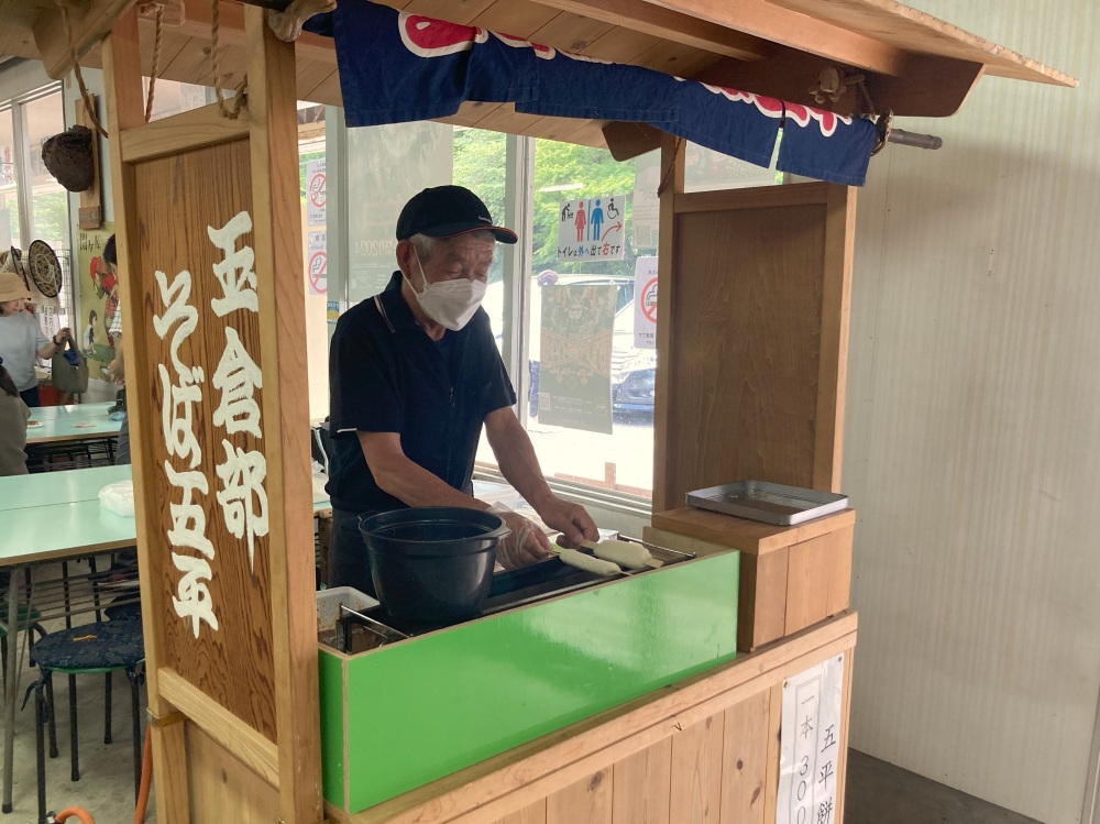店内の一角では五平餅の販売も。1本300円はお値打ちです！