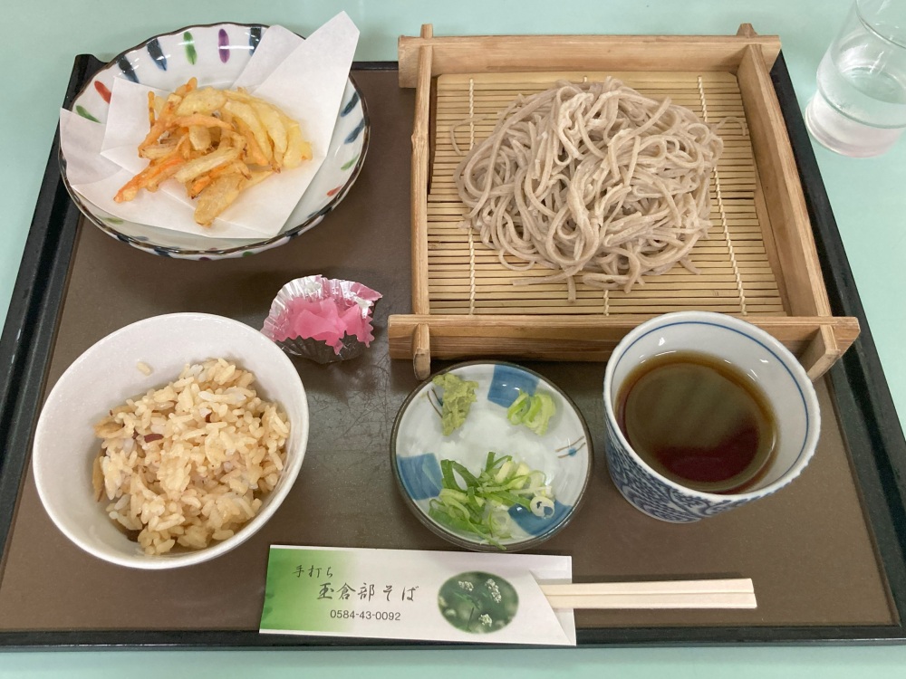 さるそばセット（800円）には、かやくごはん、野菜の天ぷらがつきます。