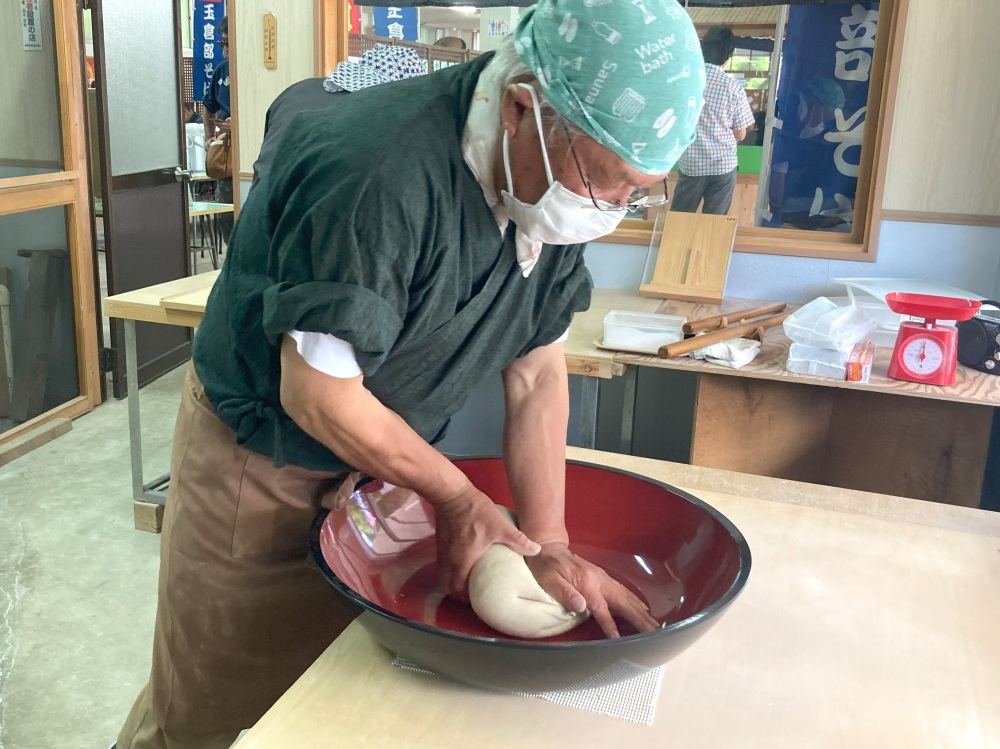 体重をかけて練り上げて……