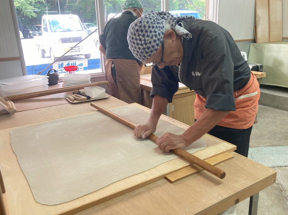 そば切り板いっぱいに拡げ延ばしたら……