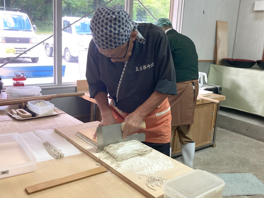 トントン！小気味良い音を立てながら蕎麦を切ります！