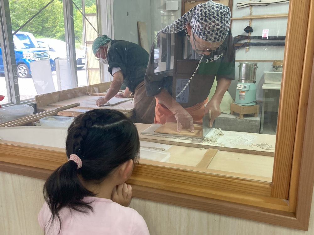 観光で鍾乳洞へ来たという女の子が職人の技に見入っていました。