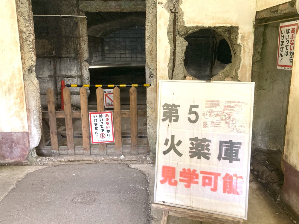 ここから見学できますが、中へは入れません。