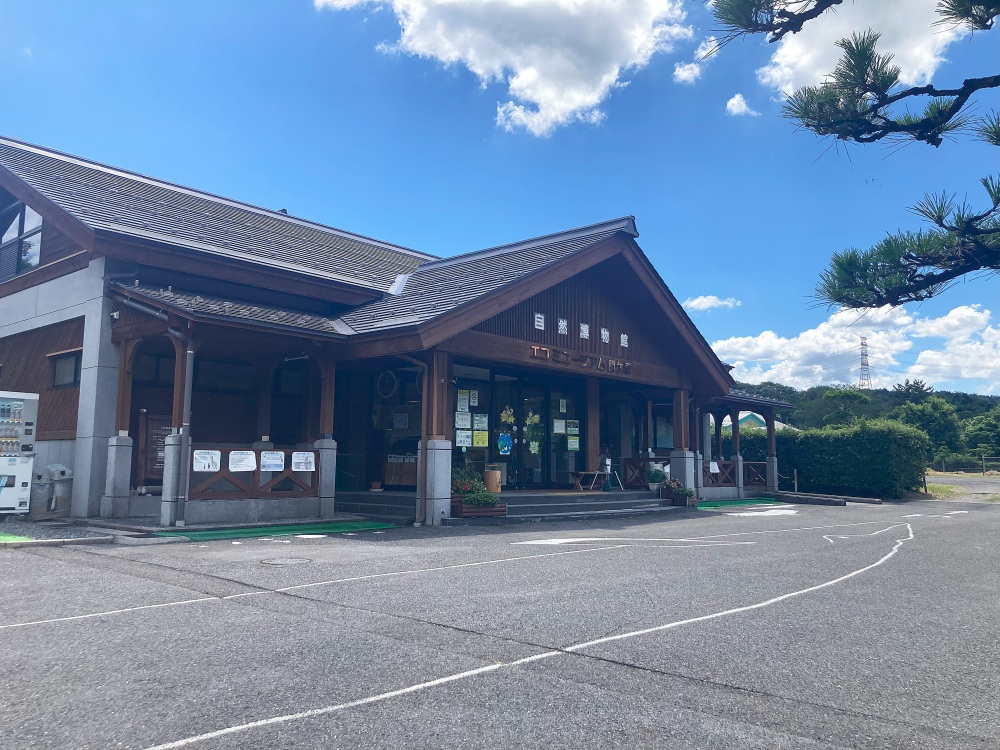 施設の周りとその奥に駐車場があります。