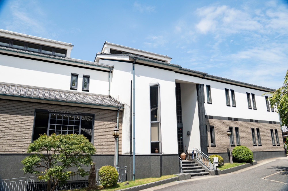 まずは本館で受付を