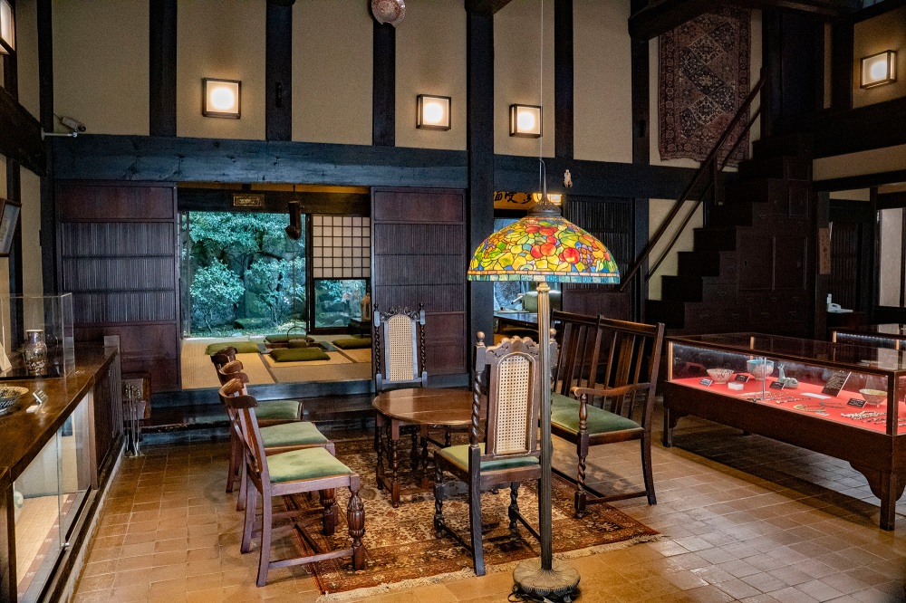 古陶磁資料館は奥の箪笥階段から2階・3階も見学できます