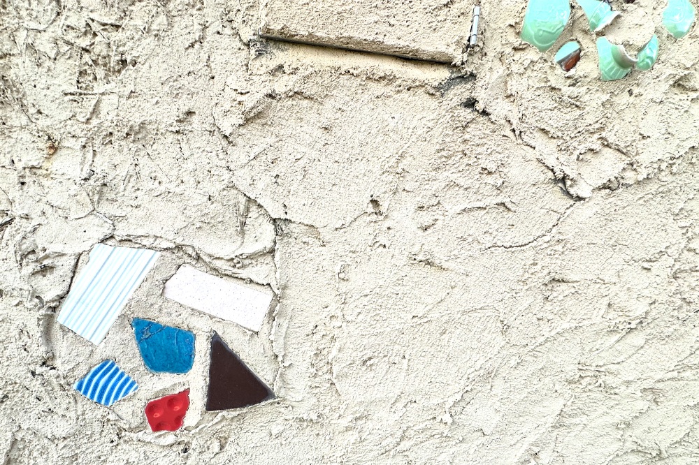 外壁には埋め込まれたカラフルなタイルや器の破片