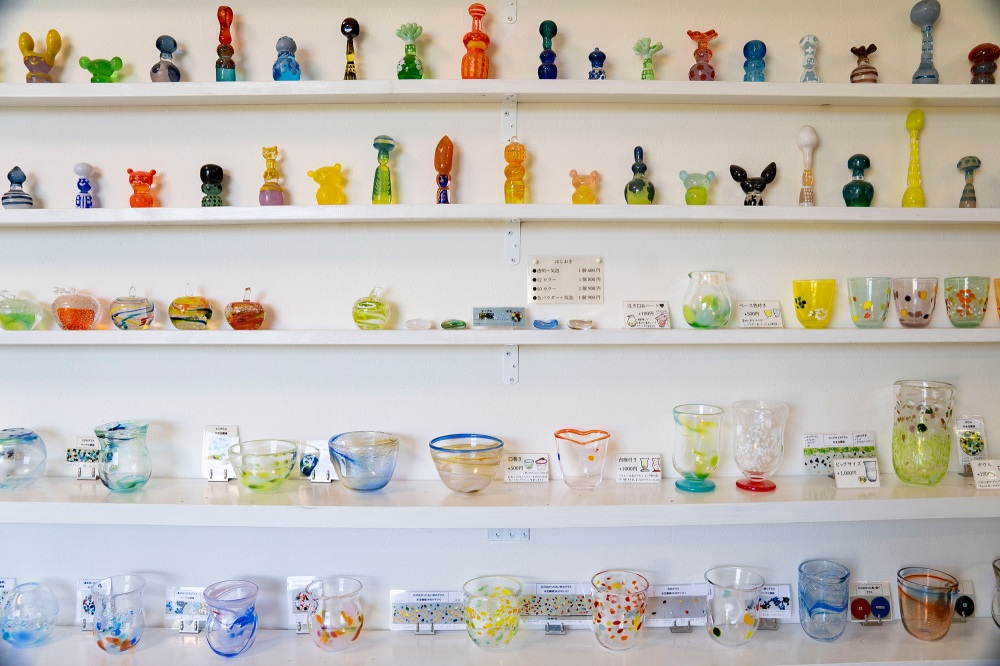 松下さんの作品やガラス体験の見本がずらりと並ぶ