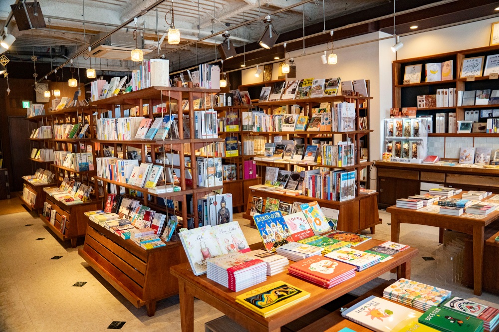 この書店ならではの視点でセレクトされた本が並ぶ