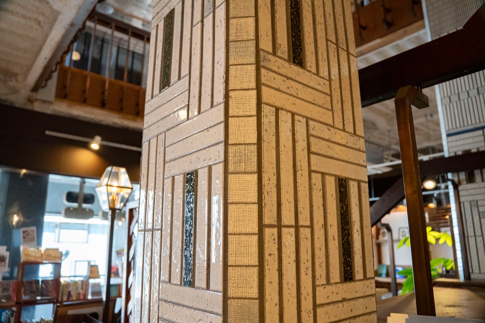 タイルがあしらわれた店内の柱