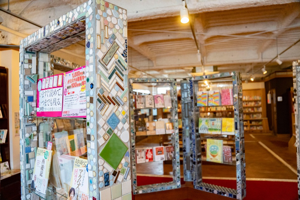 タイルで装飾された本棚