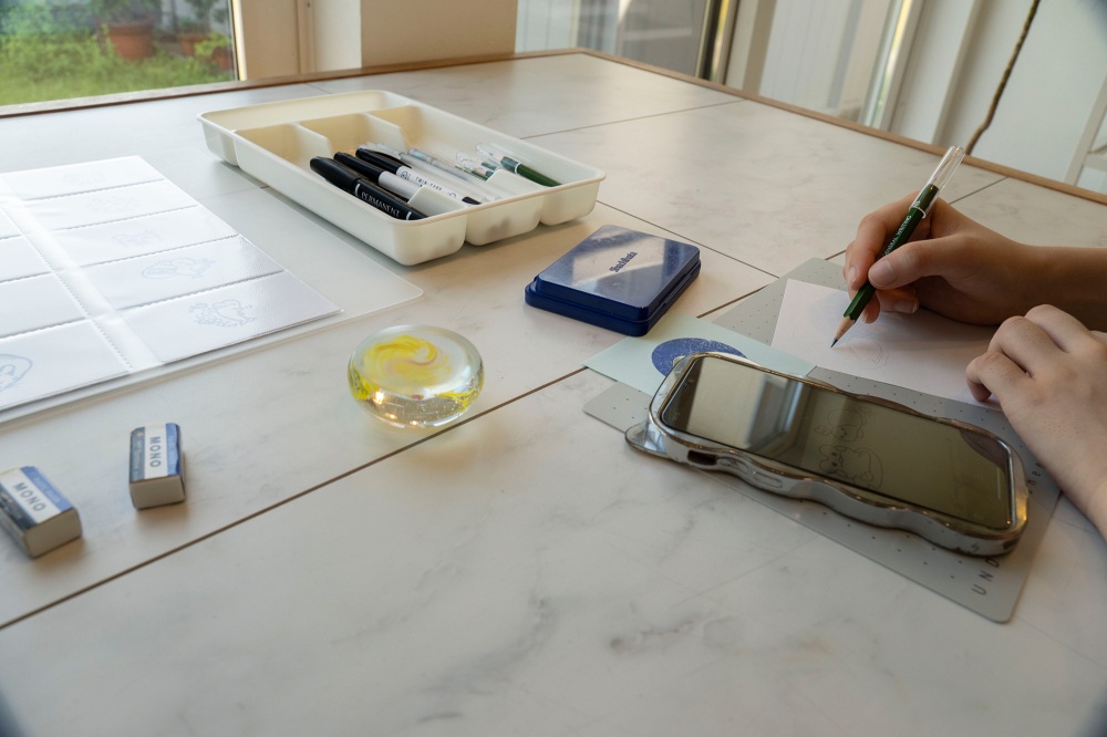 ハンコサイズにあわせた絵・文字を描きます