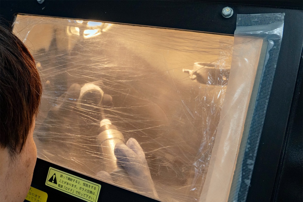 印面を転写したら松下さんが砂で削ってくれます