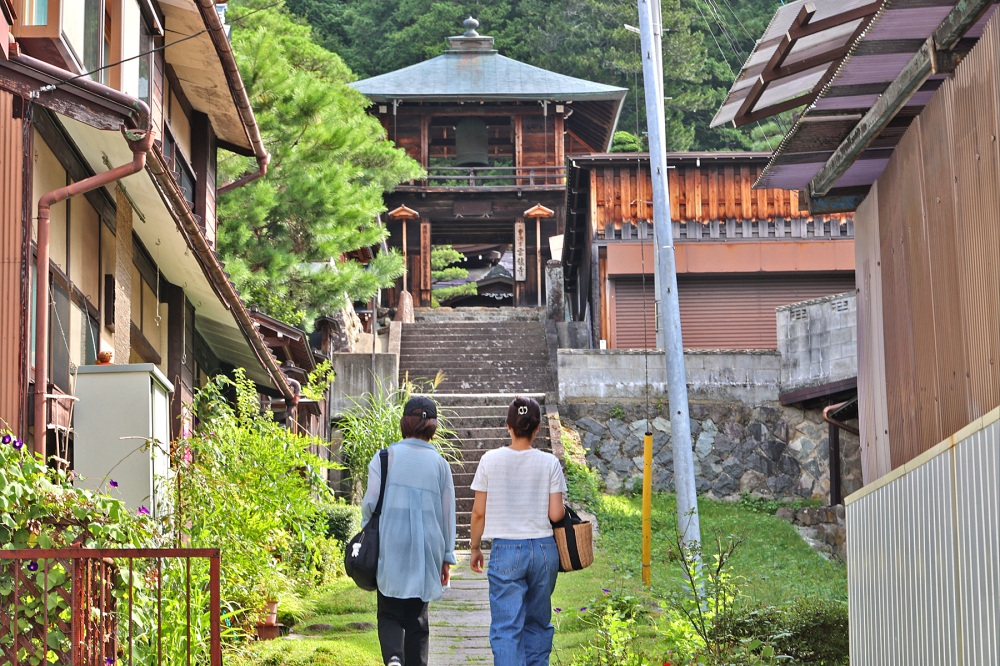 鐘楼門を目指し、参道を進みます。