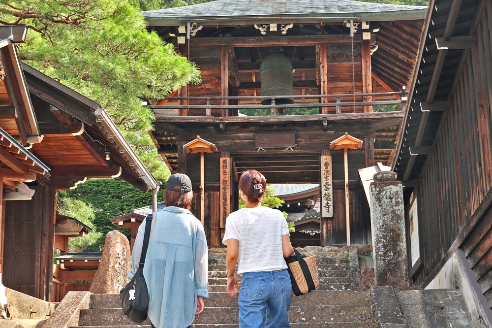 日本遺産構成文化財の鐘楼門へ到着。左側は久昌寺山門。
