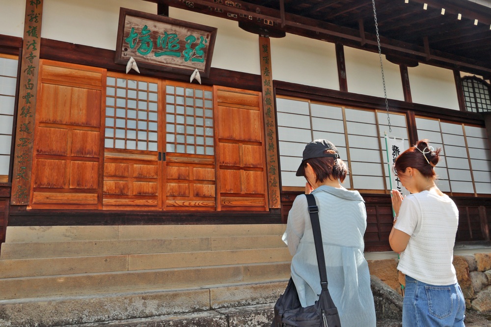 本堂に向かい手を合わせます。