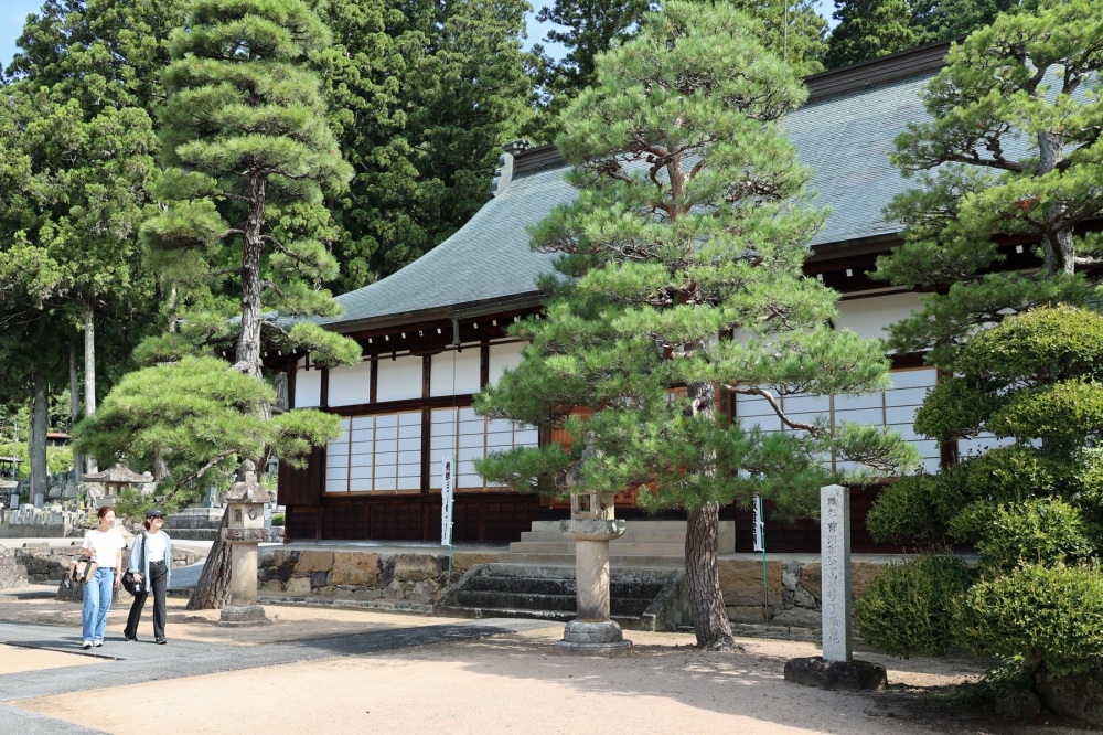 境内を進みます。