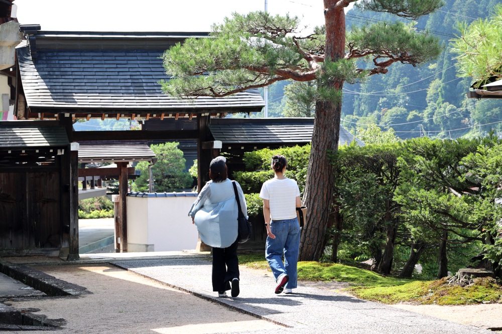向こう側に大雄寺が見えます。右側に栄鏡院があります。