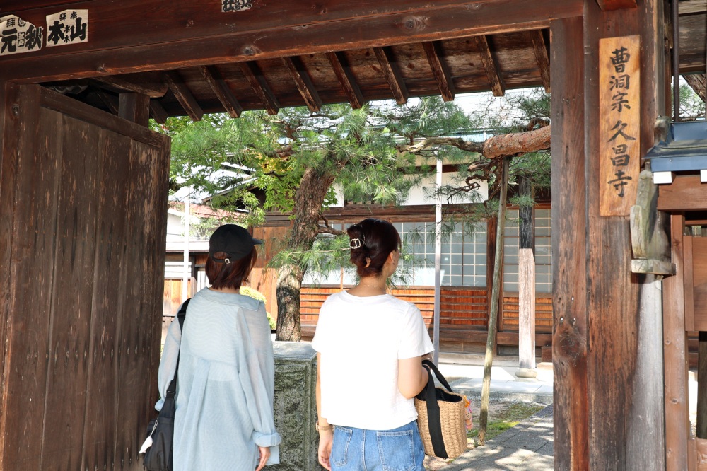 久昌寺の山門を抜けます。