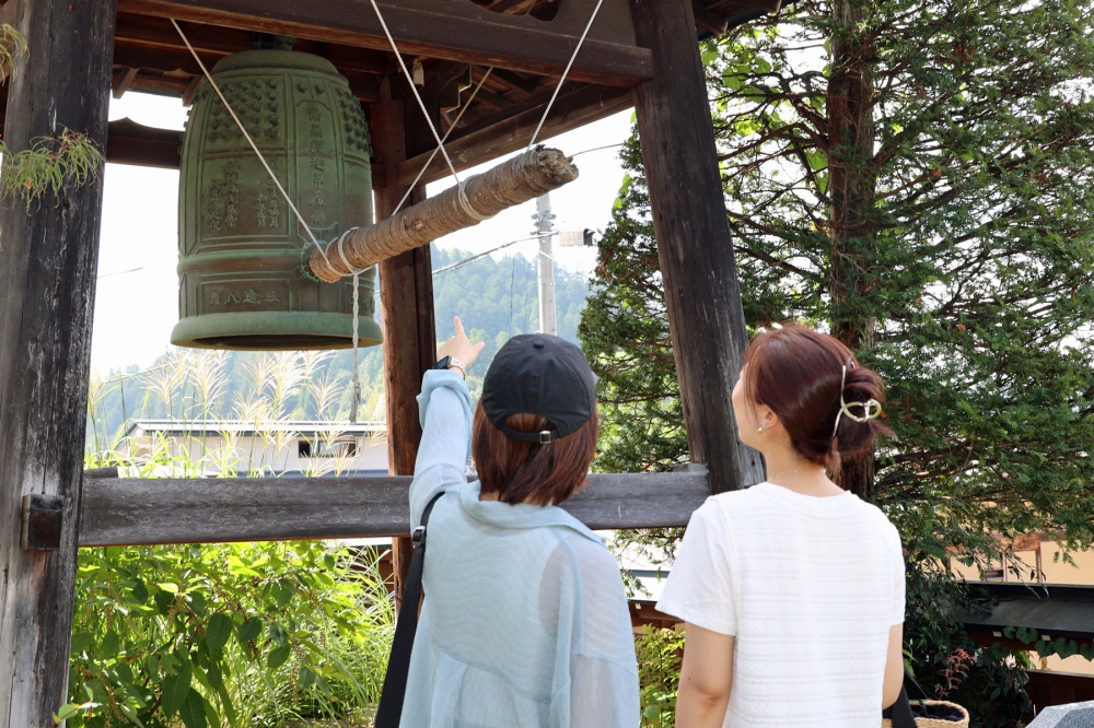 鐘に興味深々。