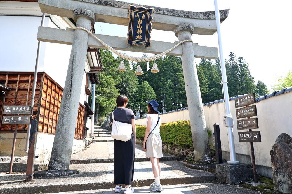 東山白山神社への参道。
