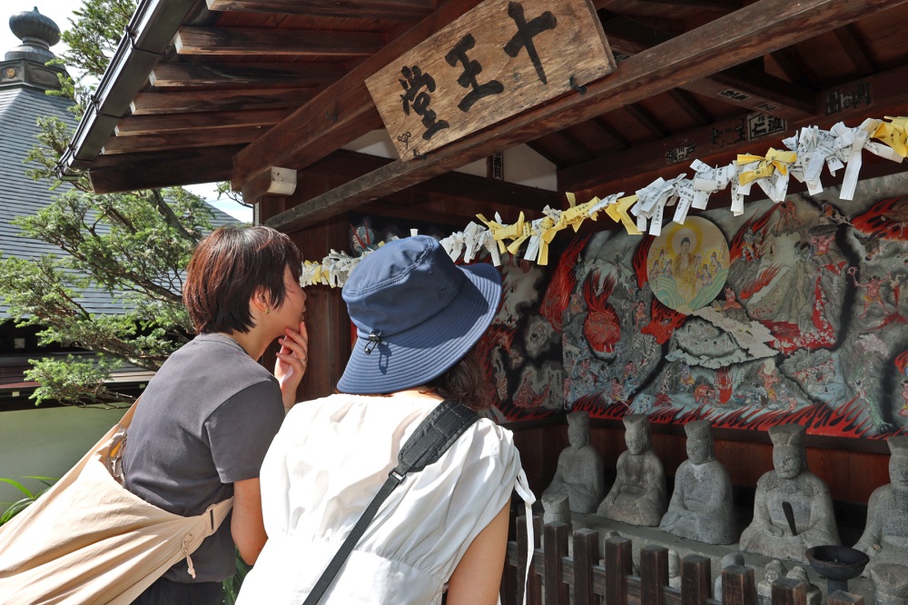 地獄絵図障壁画に興味津々。