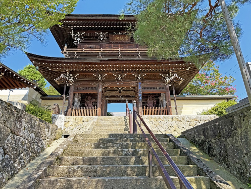 日本遺産構成文化財の大雄寺山門。