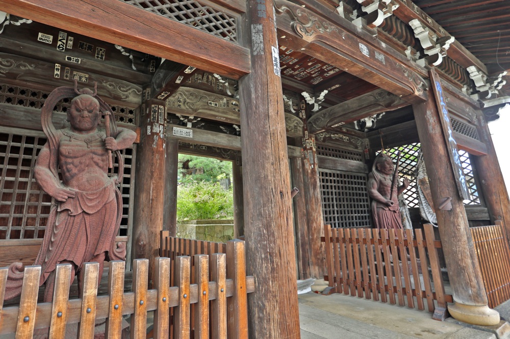 山門には仁王像が安置されています。