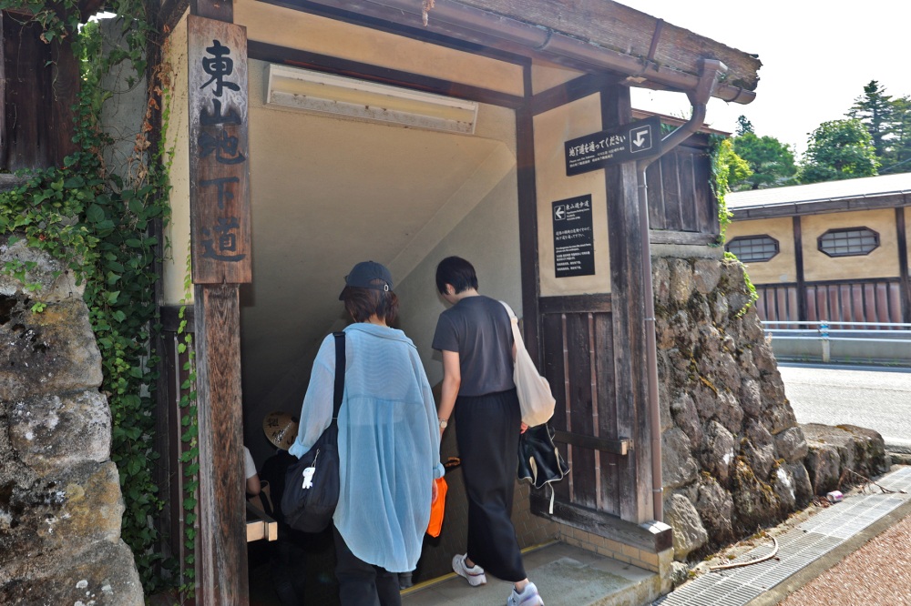 東山地下道を渡ります。